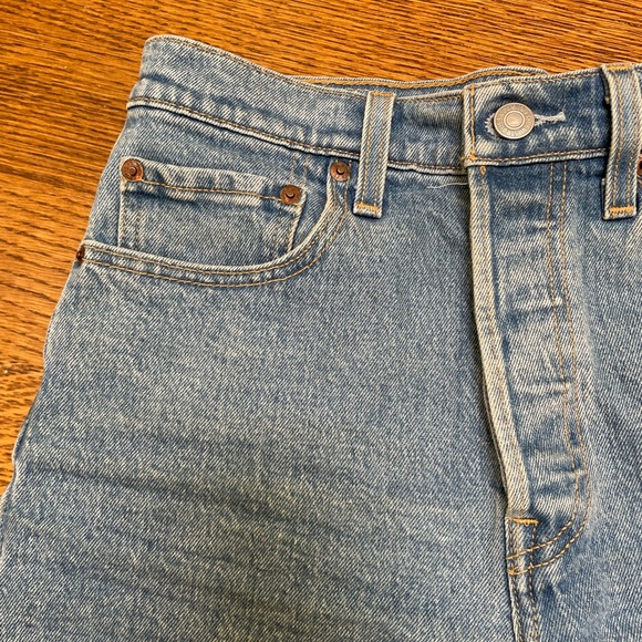 Levi’s Ribcage Denim Shorts - Picture 3 of 8